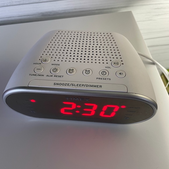 Timex Accents Timed Dual Alarm Amfm Clock Radio With Battery Backup